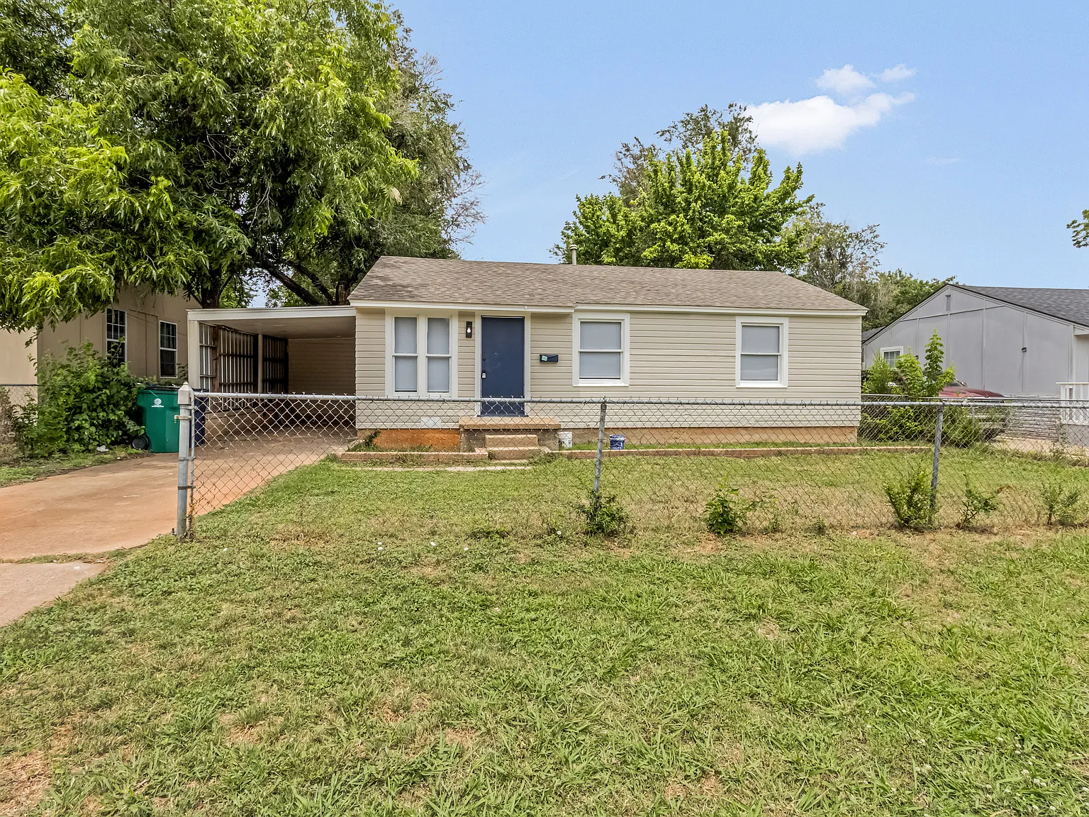 3 bed, 984 sqft, $1,600 — Photo 1