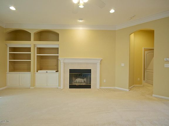 Great Rm w/Fireplace & Built-ins