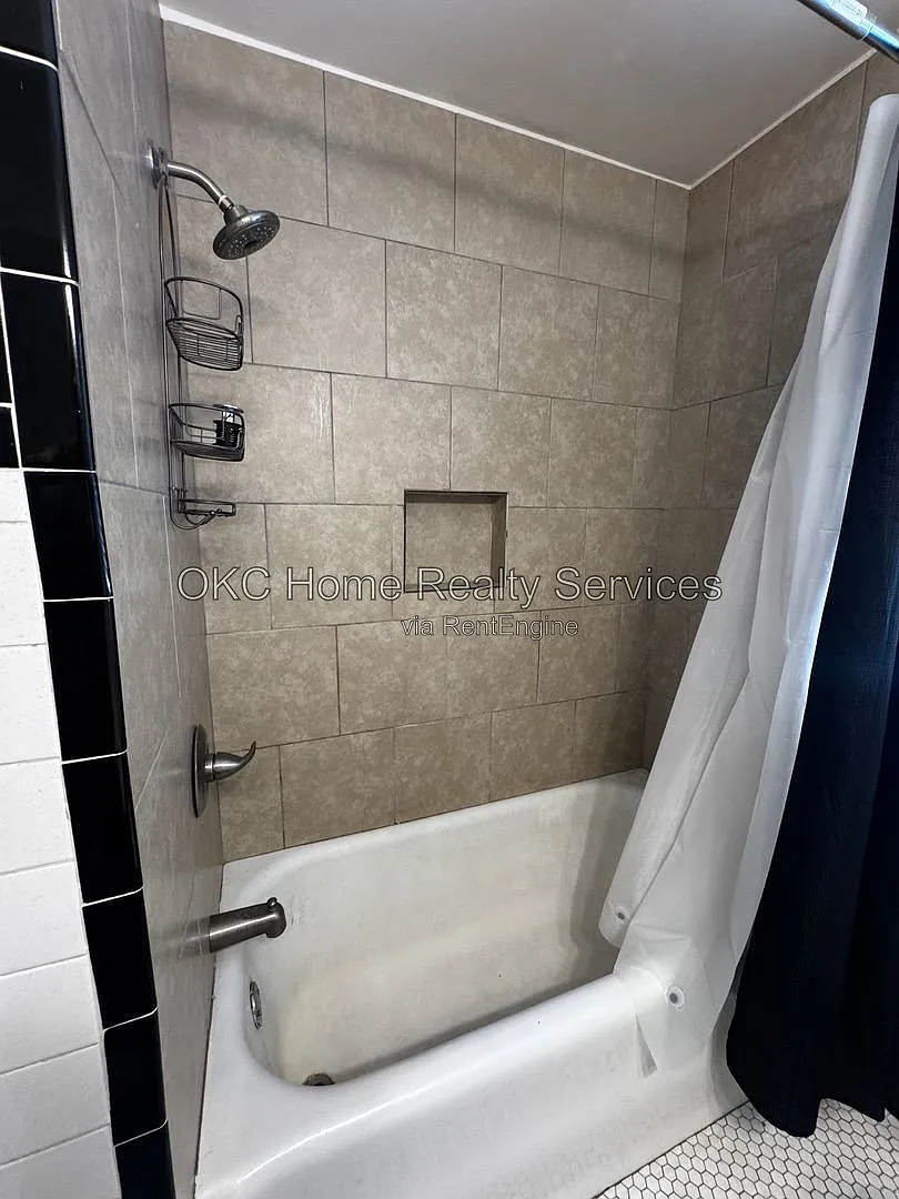 2 bed, 1.0 bath, 1008 sqft, $945 — Photo 2
