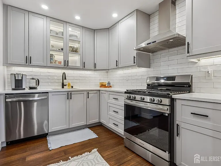 12 Clay St — Photo 2