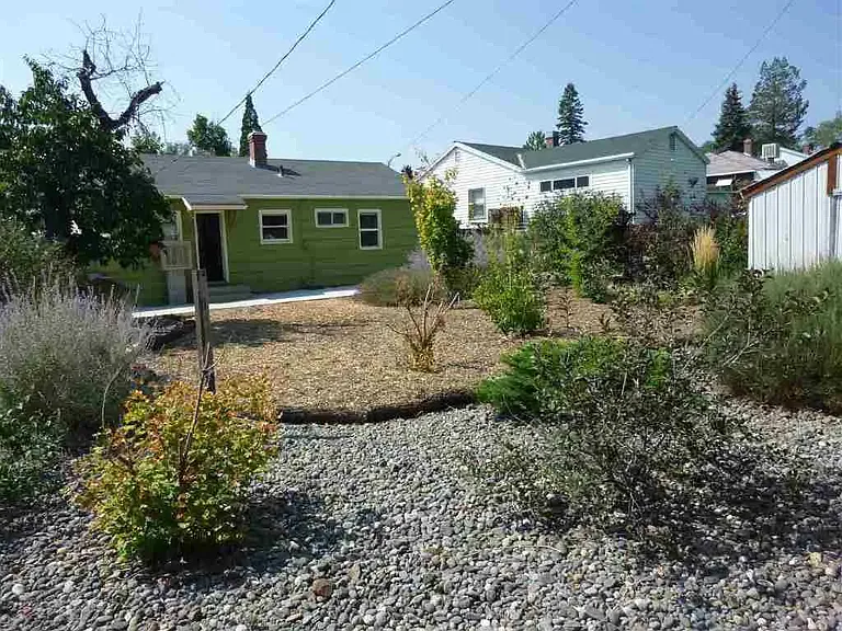 1266 Wesley Dr — Photo 6