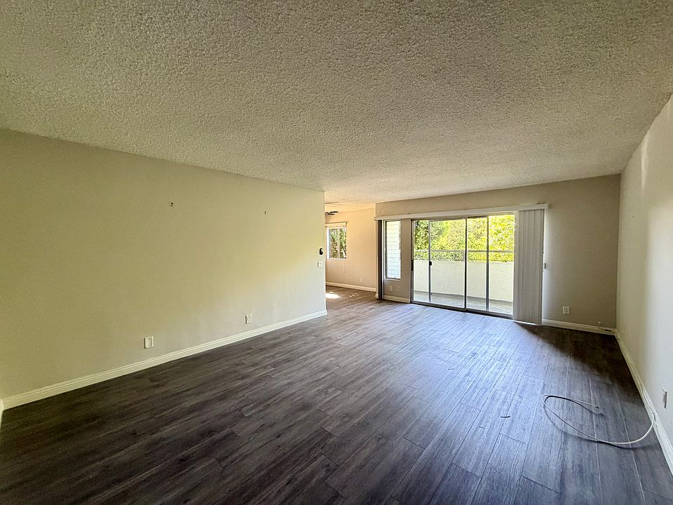Living Room / Balcony