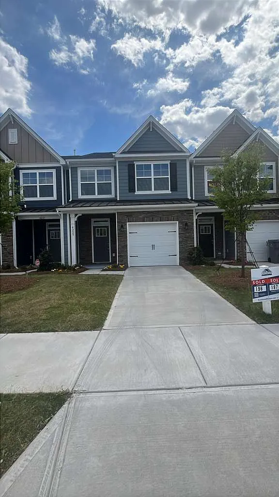 3 bed, 2.5 bath, 1732 sqft, $2,225 — Photo 2
