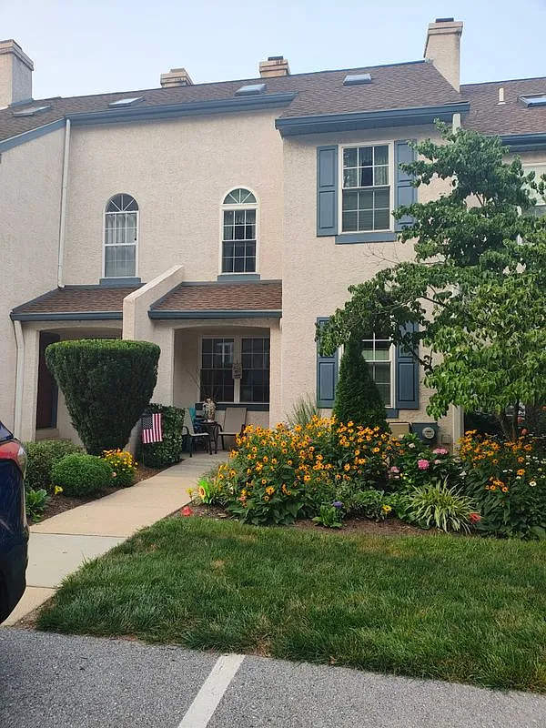 2 bed, 1.5 bath, 1296 sqft, $2,400 — Photo 1