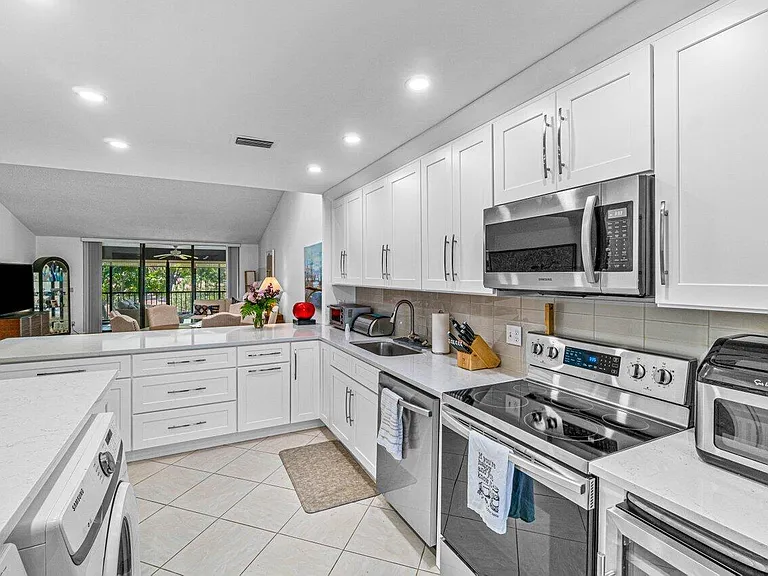 61 Eastgate Dr #D — Photo 10