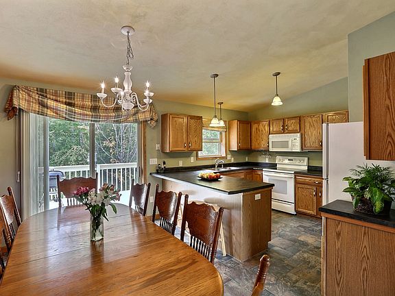 Kitchen_Dining_13853570