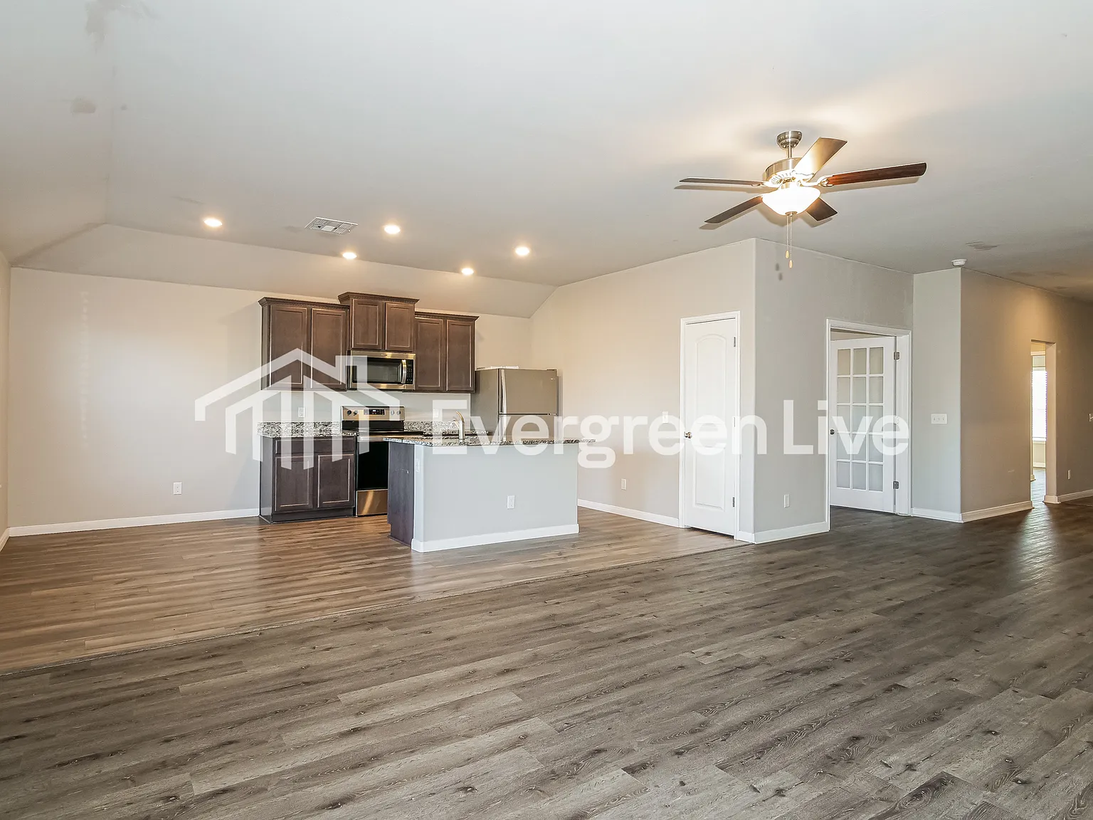 3 bed, 2.0 bath, 1692 sqft, $1,545 — Photo 4