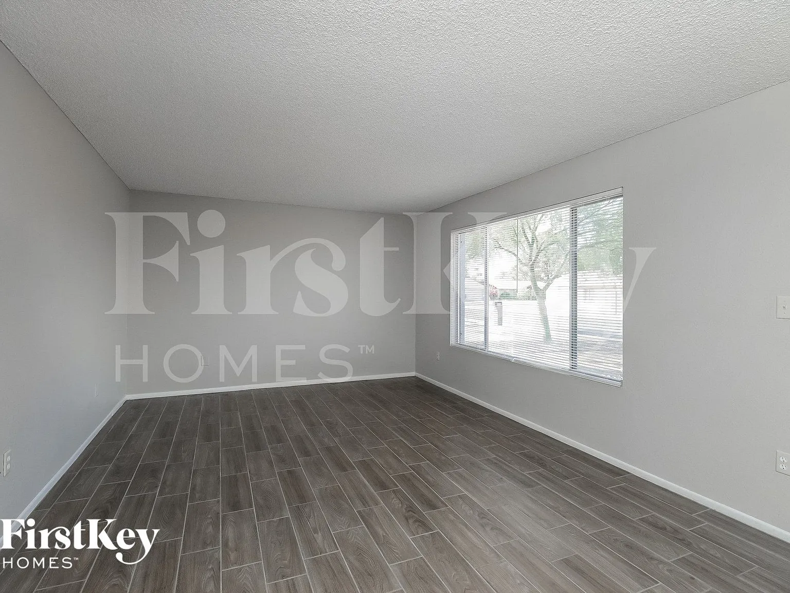 3 bed, 2.0 bath, 1236 sqft, $2,205 — Photo 2