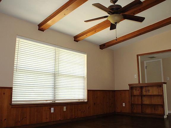 Den/DR w/Vaulted Ceiling.