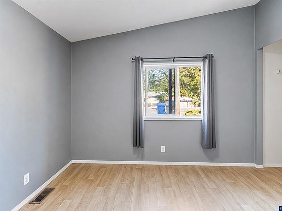 4th image of 802 SW Spring St
