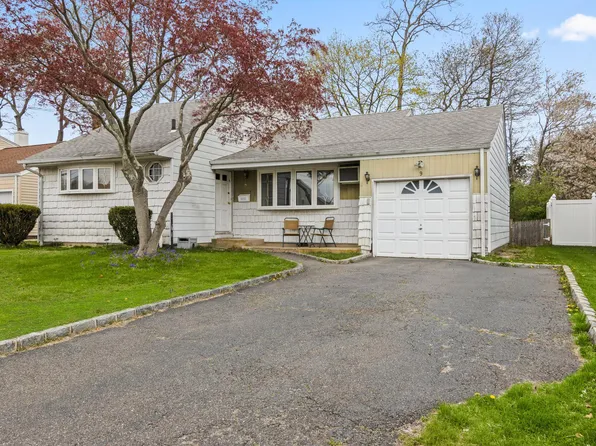 9 Thomas Drive, North Babylon, NY 11703