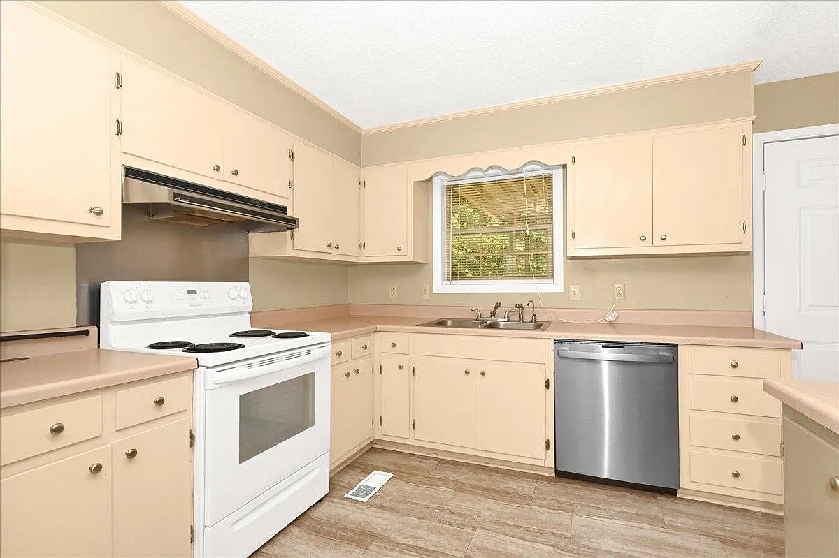 Kitchen - 1733 NW Dr NW