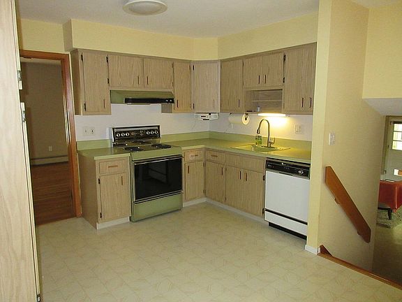 Eat-in-kitchen with pantry 