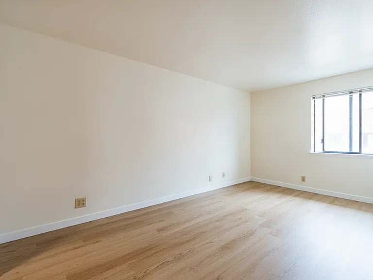 Park Royal Apartments — Photo 18
