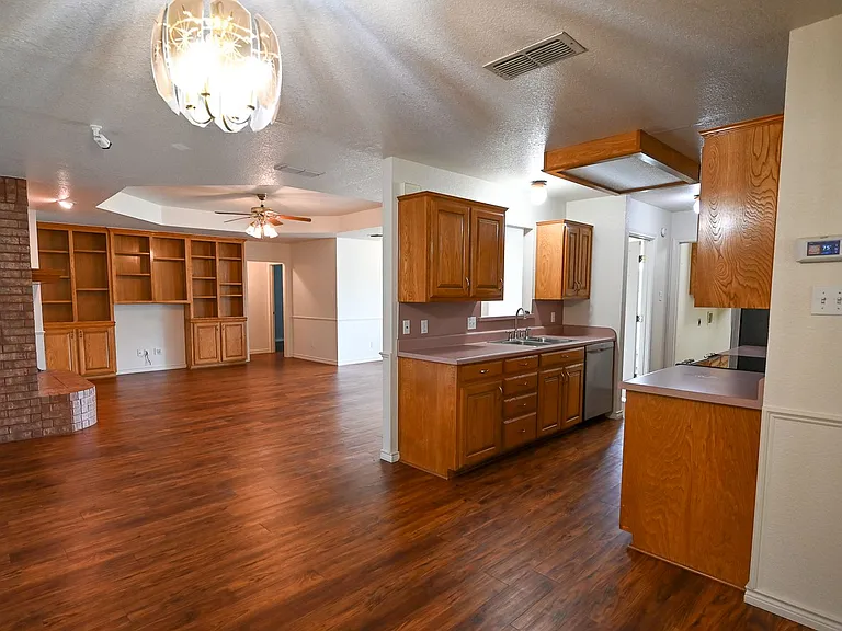 2951 N Trinity St — Photo 2