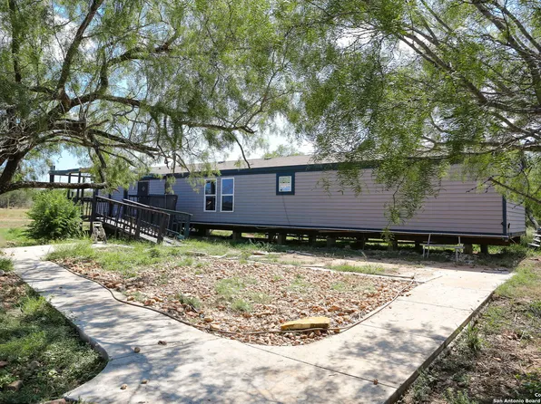 200 County Road 2662, Devine, TX 78016