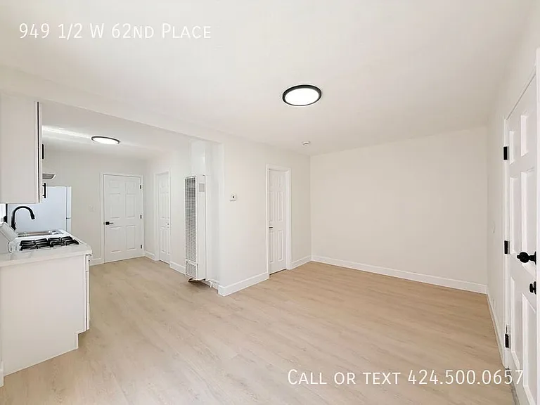 949 1/2 W 62nd Pl — Photo 3
