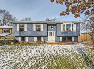 208 Lakewood Dr, Antioch, IL