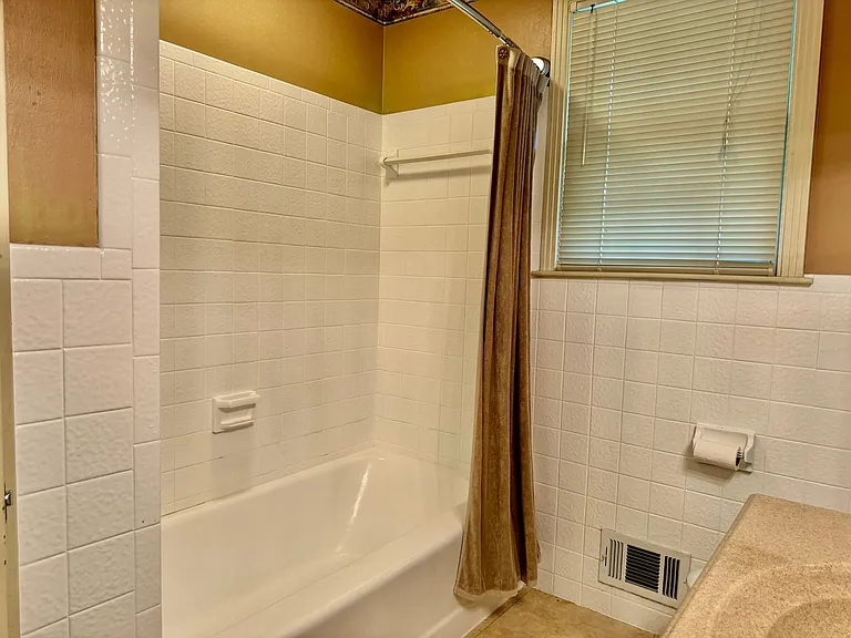 214 London Ln — Photo 23