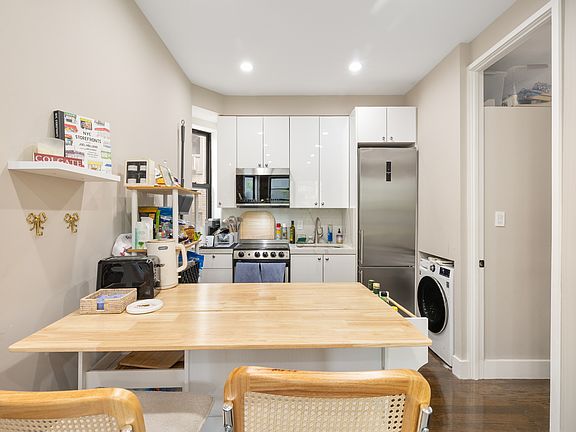 3rd image of 208 W 20th St #4R