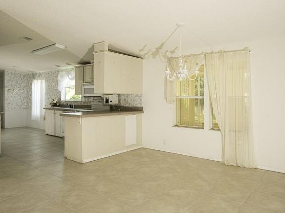 5th image of 832 Tamarind Cir