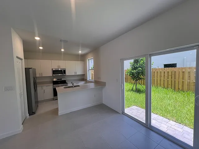 3 bed, 2.5 bath, 1334 sqft, $2,600 — Photo 3
