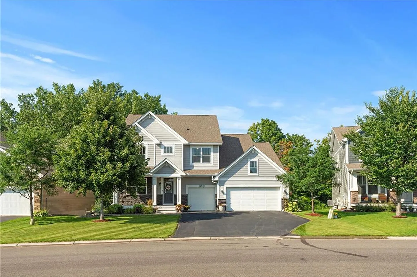 5 Bedroom 5 Bath 2 Story Wayzata Schools — Photo 2
