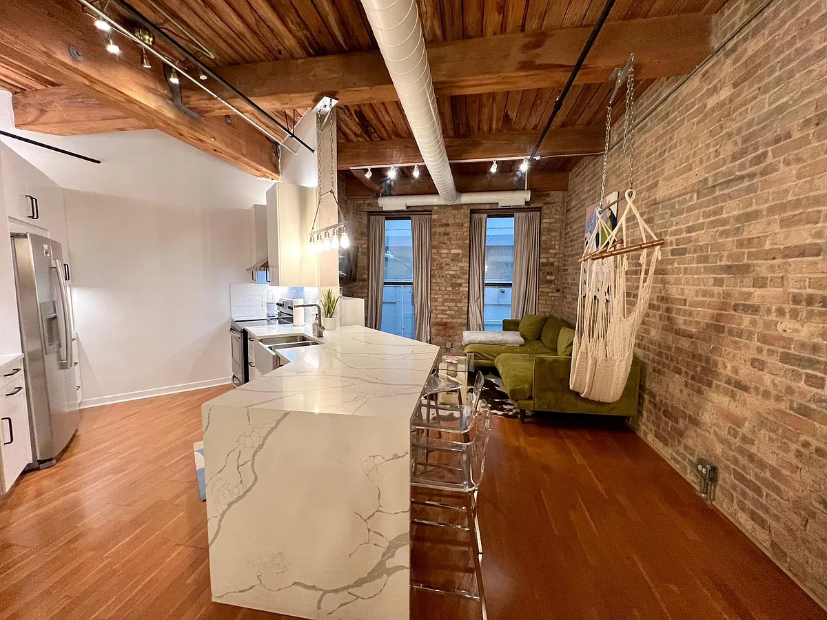 Building Photo - 225 W Huron St #201