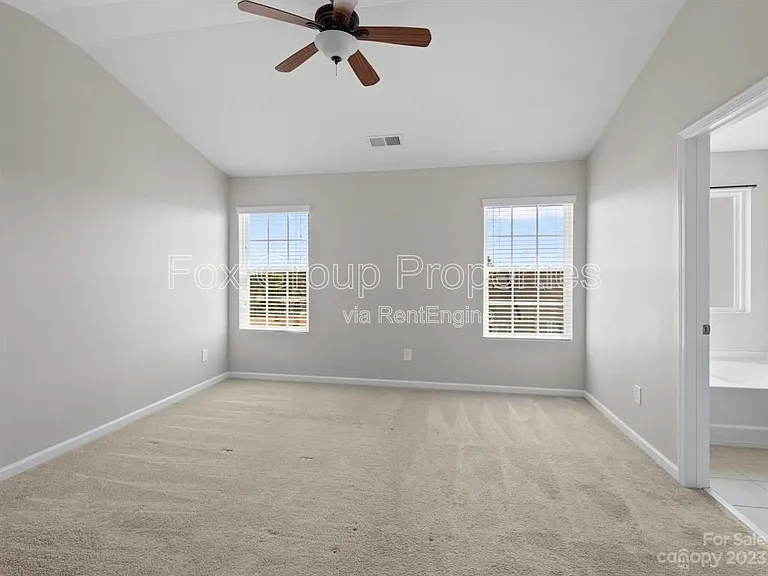 19036 Lake Breeze Dr — Photo 22
