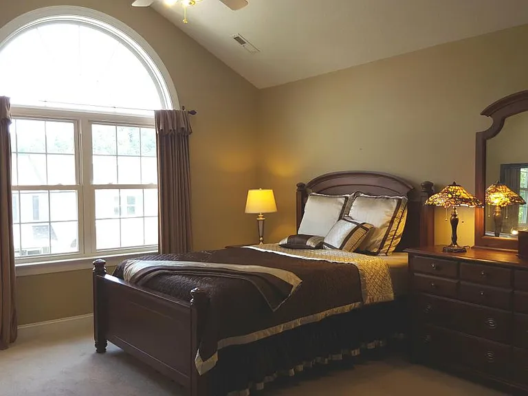 Upstairs 2nd large bedroom with walk-in closet