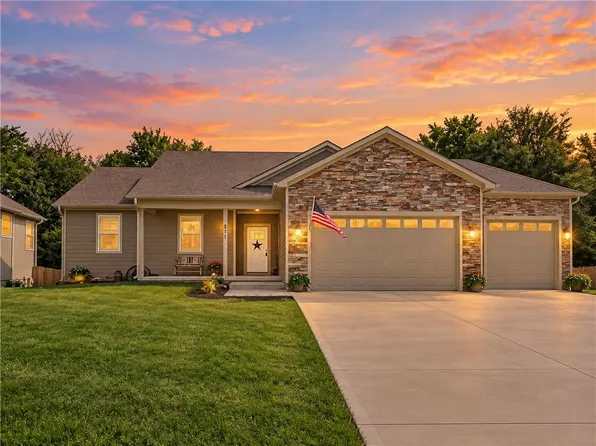 211 Hillside Dr, Baldwin City, KS 66006