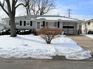 470 Hundley Dr, Florissant, MO 63031