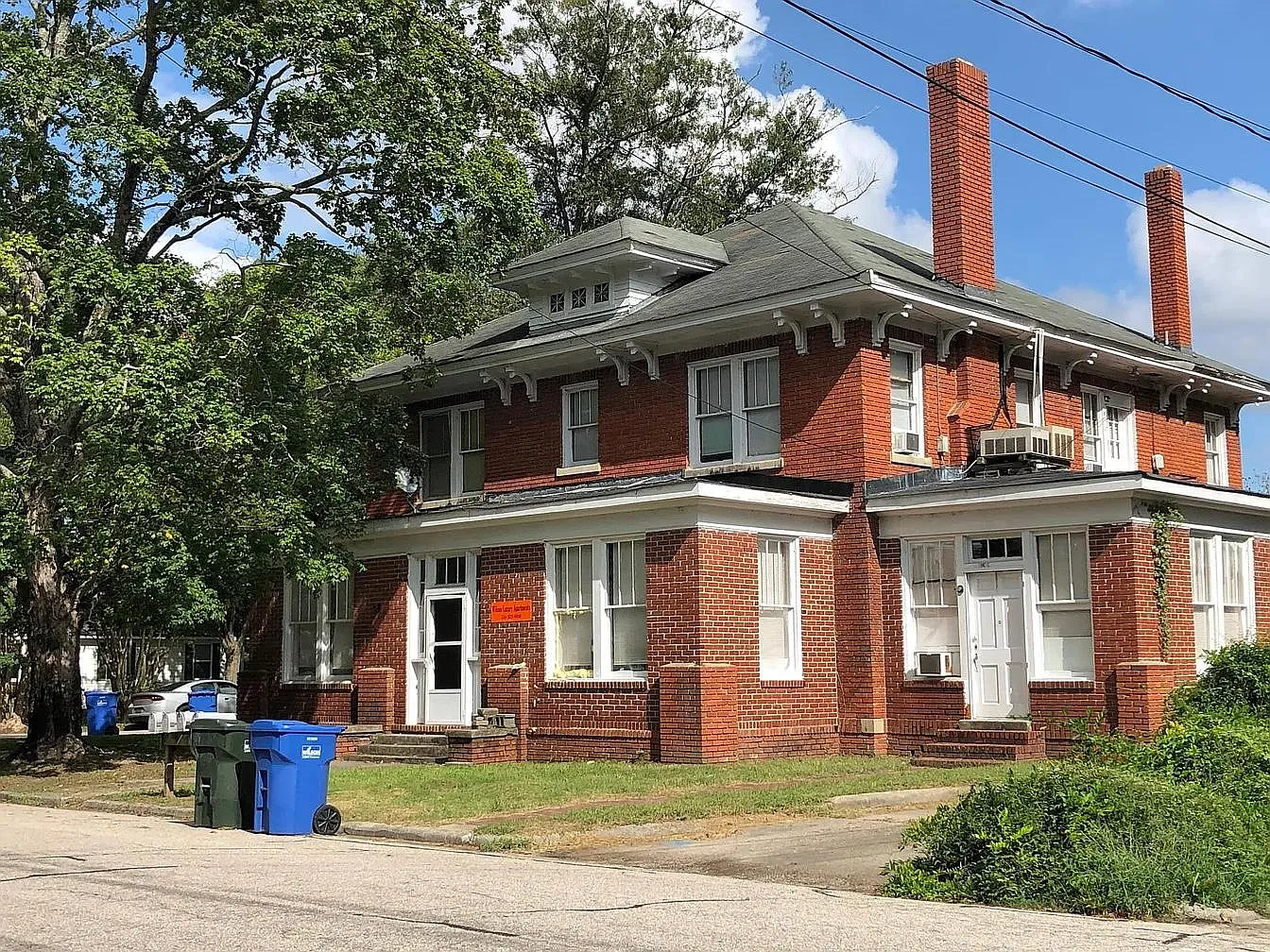 406 Rogers Ave N — Photo 1