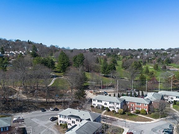 2nd image of 137 Lake Shore Rd APT 4