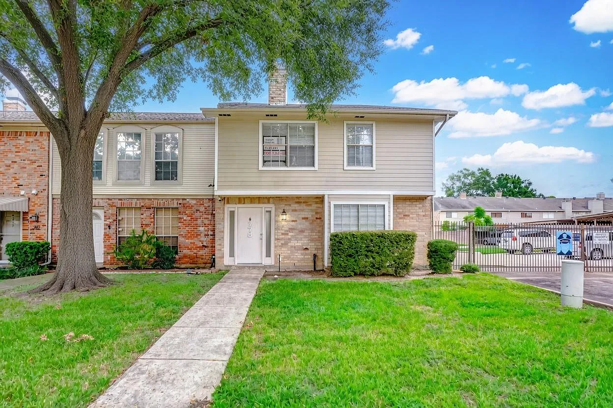 3 bed, 2.5 bath, 1632 sqft, $2,300 — Photo 2