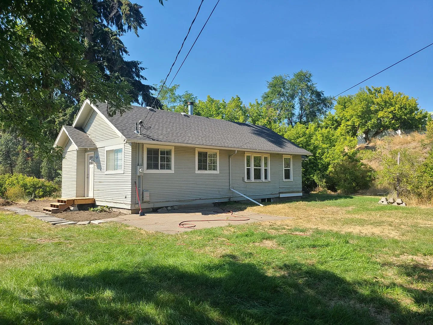 $1,795 - 2 Bed / 1 Bath Spacious House with New Carpet on a Large Lot in Latah Valley — Photo 2