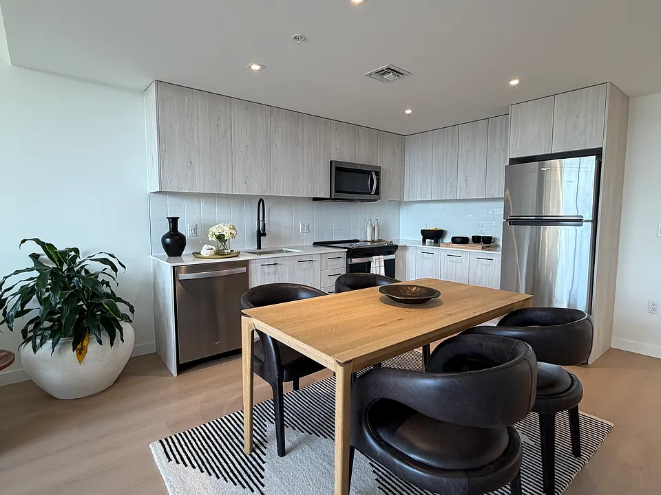 29 NW 28th St #2