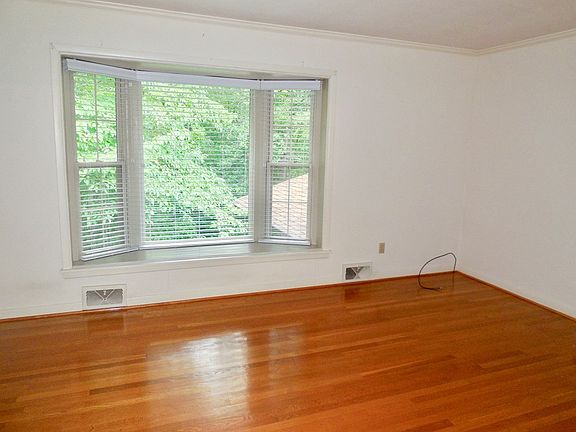 3rd image of 1010 Valient Ln
