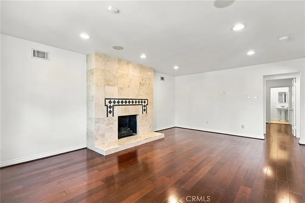 3 bed, 1998 sqft, $7,695 — Photo 3