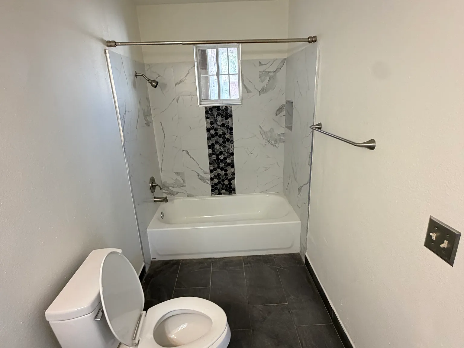 6 bed, 2200 sqft, $2,995 — Photo 2