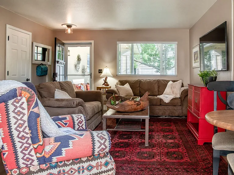 220 Acacia Dr — Photo 4