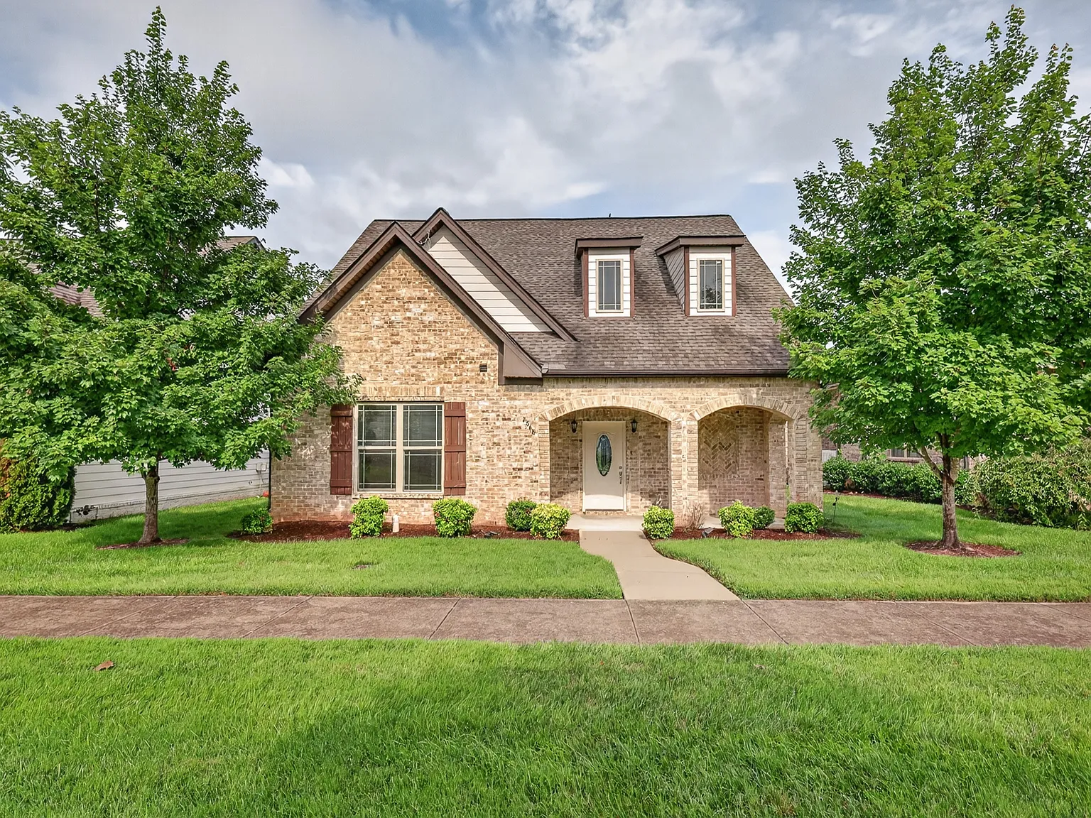 5 bed, 2.5 bath, 2546 sqft, $2,650 — Photo 2