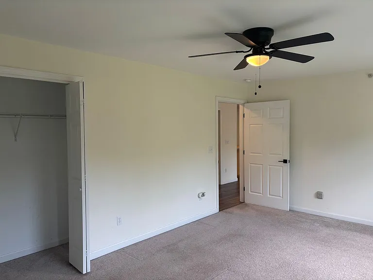 4 Commonwealth Dr — Photo 7