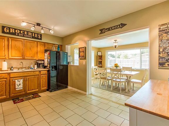 4th image of 2211 Rose Ln