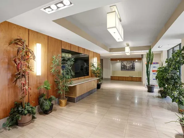 10 SE Shawnee Hl SW #106, Calgary, AB T2Y 0K5