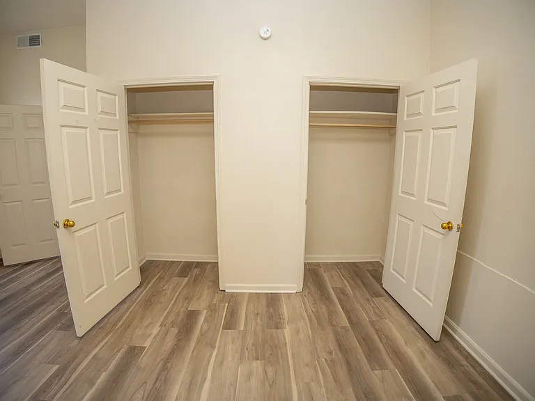901 Jackson St E — Photo 14