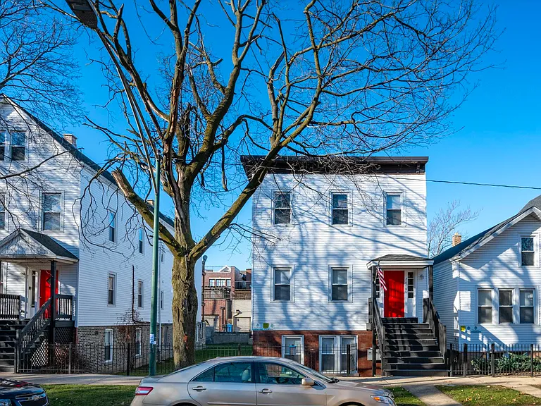 2642 N Marshfield Ave — Photo 3