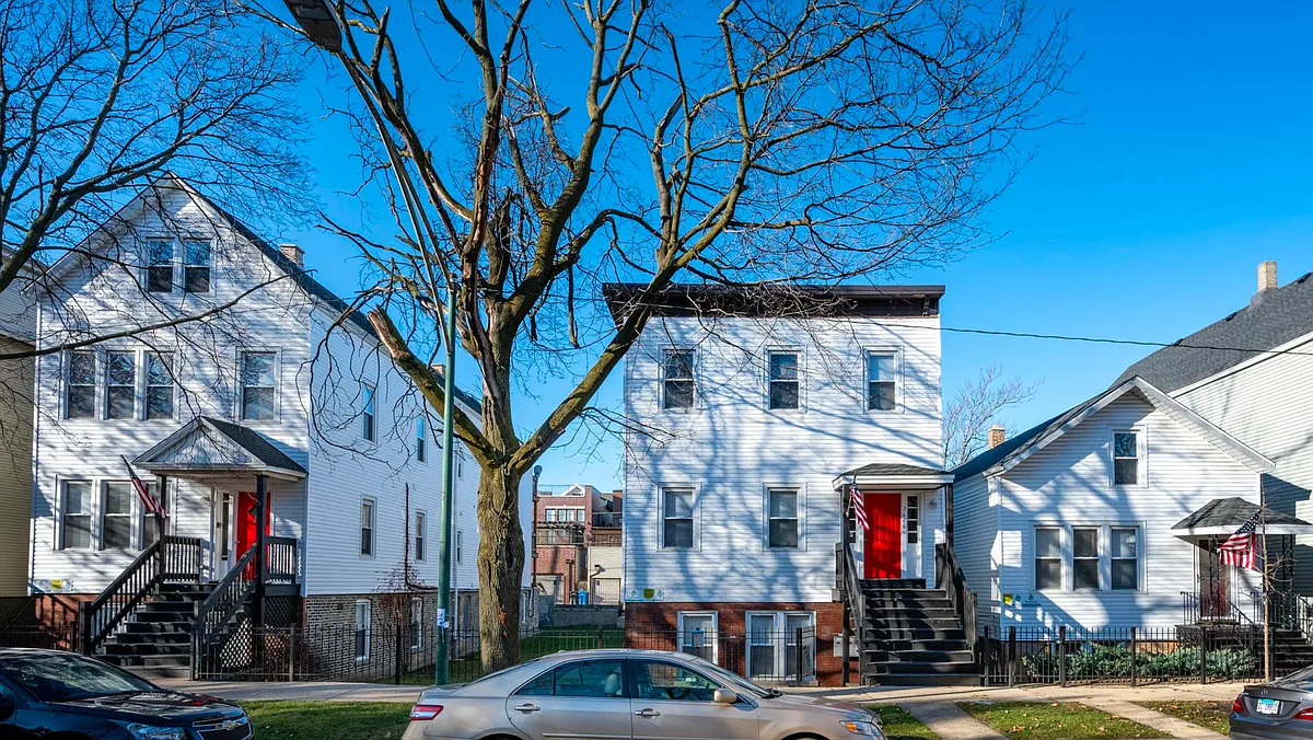 Building Photo - 2642 N Marshfield Ave