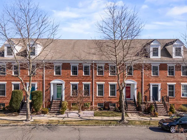 1106 Lake Dr E, Robbinsville, NJ 08691