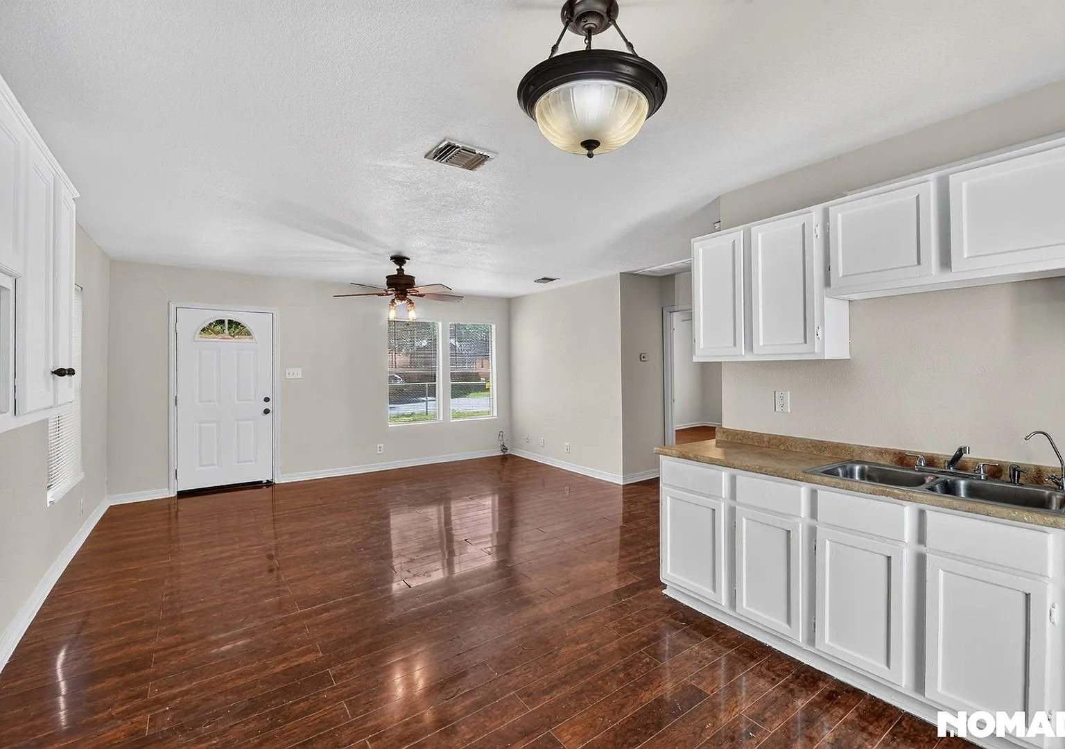 Charming 2BR House in San Antonio — Photo 3
